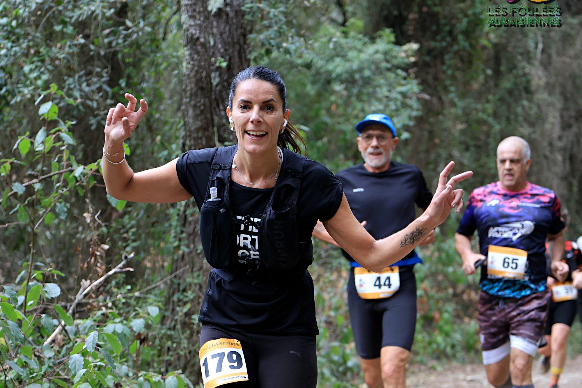 Deux coureurs sur un sentier pierreux bordé de chênes verts, dans la garrigue autour d'Aubais.